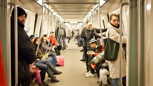 Bucureștenii au crezut că nu văd bine! Ce vedetă de la Pro TV a fost fotografiată ieri, în metrou