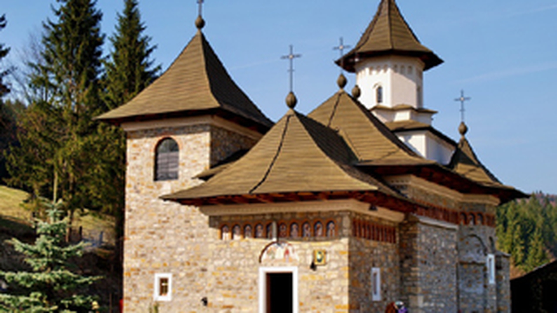 Jaf la Manastire! Hotii au furat bijuterii in valoare de 100 000 de lei!