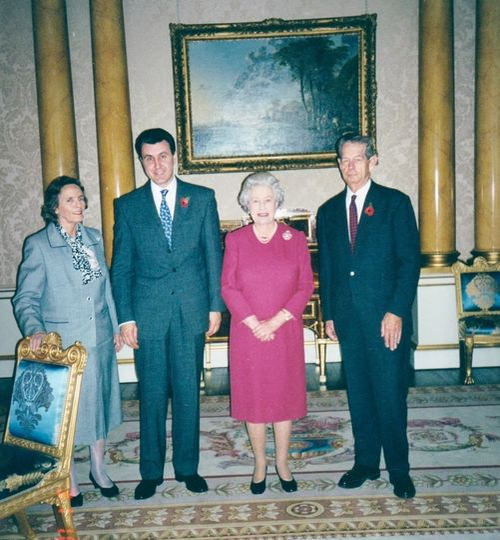 Regele Mihai I, alături de Regina Elisabeta a II-a, de Regina Ana și de Principele Radu, la Palatul Buckingham, în 2003 (Foto: Facebook/ Familia Regală a României)