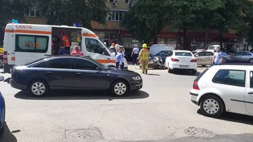 Polițist de la rutieră, rănit în trafic de un șofer grăbit. FOTO