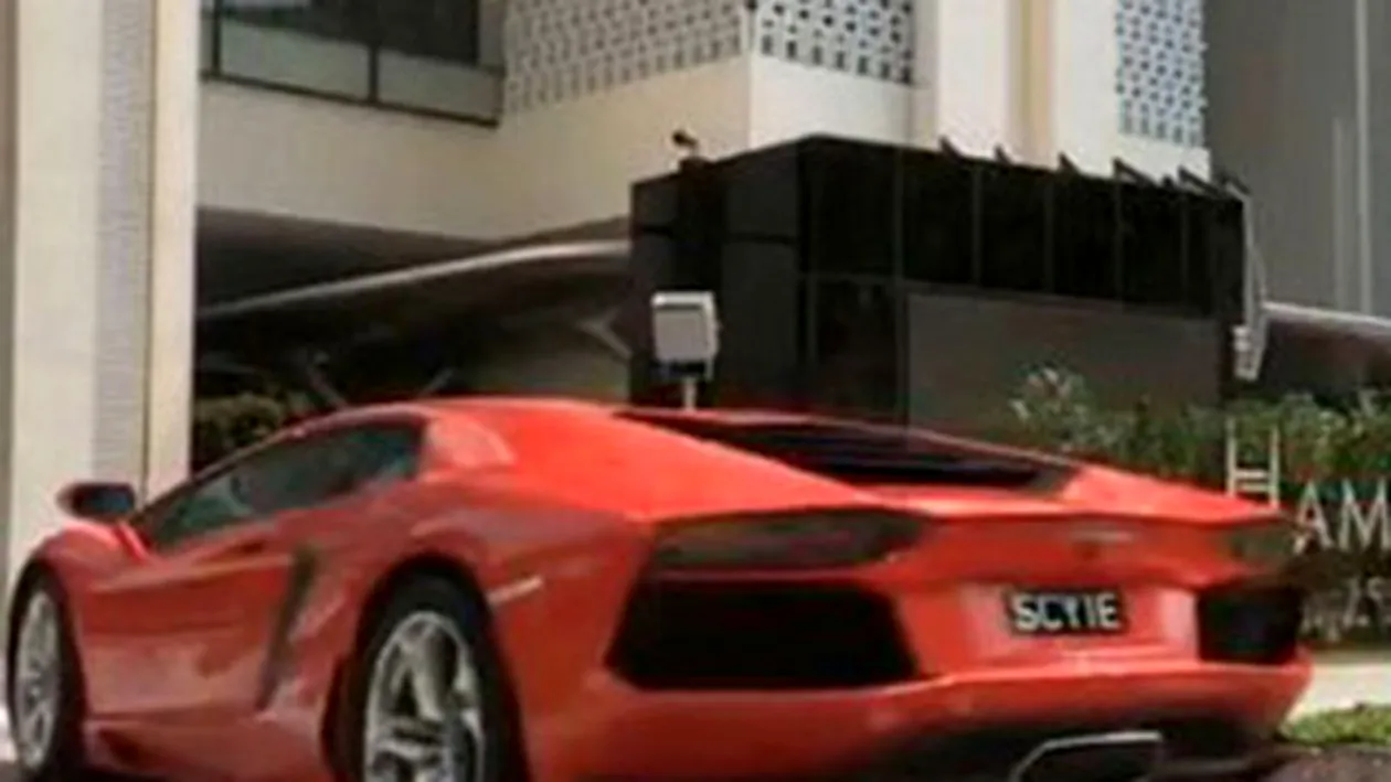 Video absolut uluitor! Milionarii din Singapore isi parcheaza masinile de sute de mii de euro in sufragerii la etajul 20 cu liftul - Ramai interzis