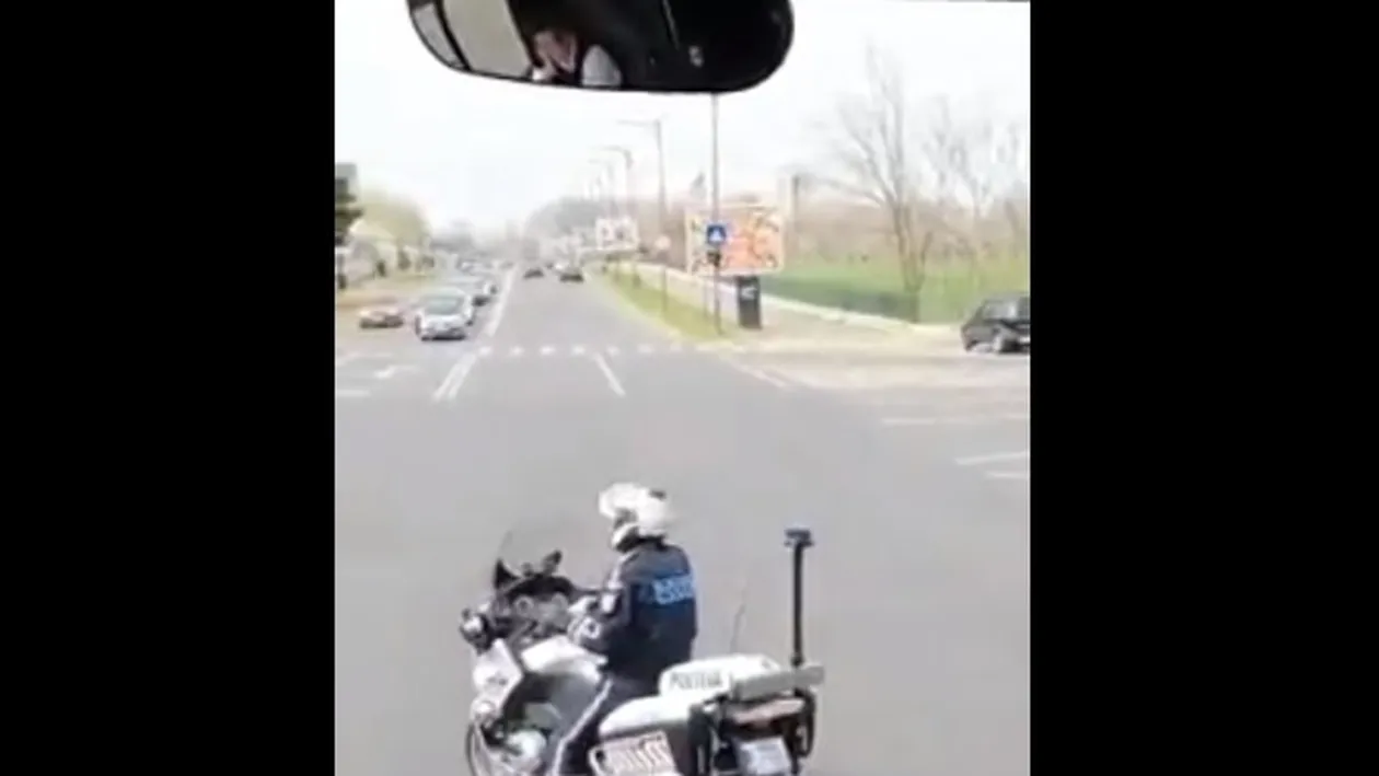 Un polițist a fost filmat în apropierea Casei Poporului, în timp ce dansa pe motocicletă. Cum a reacționat MAI