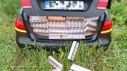 A încercat să fugă de polițiști, dar a intrat cu mașina într-o clădire! Ce ascundea șoferul în portbagaj