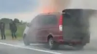 Microbuz plin cu oameni, în flăcări pe A1. Incendiul a izbucnit de la un scurtcircuit. FOTO