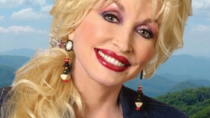VIDEO Dolly Parton s-a imbogatit de pe urma decesului cantaretei Whitney Houston! Vezi ce suma imensa de bani a primit si de ce