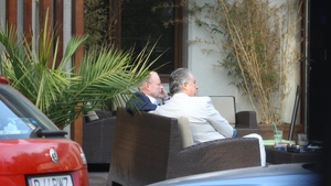 Edy de Romania, intalnire de taina intr-un parc din Bucuresti! Milionarul a tras cu urechea la o discutie telefonica