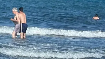 Imaginea care a făcut înconjurul lumii! Nepotul care i-a îndeplinit visul bunicului, la mare