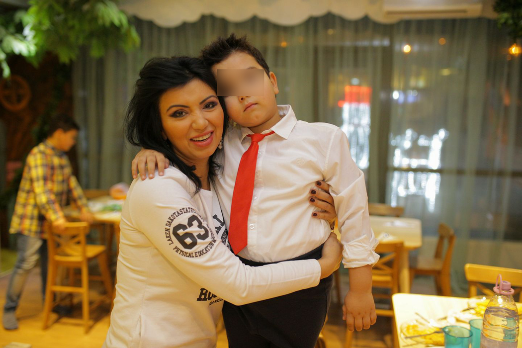 Adriana Bahmuţeanu şi-a dus băieţii la coafor şi i-a vopsit! Uite cum arată micuţii cu şuviţe blonde şi nuanţe de albastru