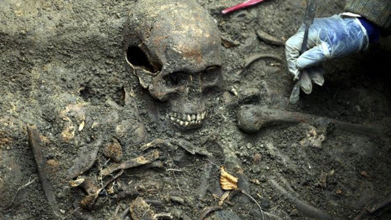SOCANT! Au descoperit un CIMITIR vechi, dar cand au vazut ce se afla sub pamant au fost INGROZITI! Ce-au scos de-acolo