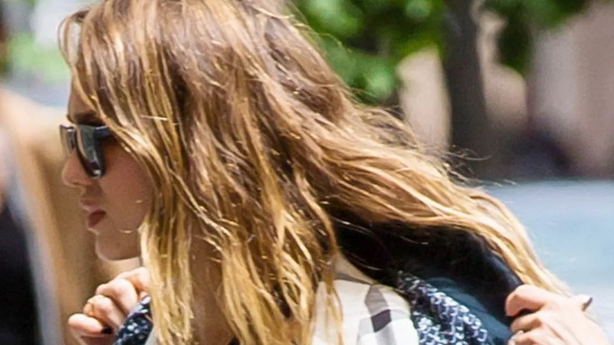I-a tot ascuns pana cand i-a aratat lumii intregi din greseala! Jessica Alba si-a dezgolit sanii in centrul New York-ului