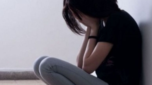 SCANDALOS! Adolescentă bătută cu pumnii și picioarele de mai mulți copii într-un parc din București