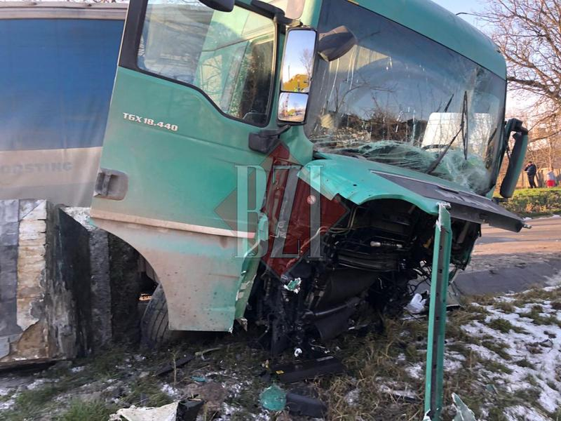 Tânăra cântăreață care a provocat accidentul în care și-au pierdut viața trei persoane va fi operată astăzi. Mama ei se află în continuare în stare gravă