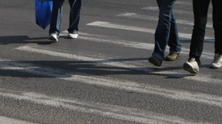 O ambulanta din Cluj a lovit un batran pe trecerea de pietoni