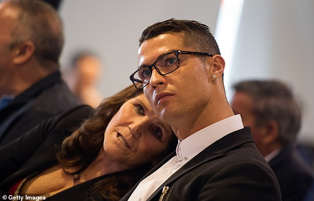 Cristiano Ronaldo, zbor de urgență spre Madeira! Mama lui a ajus în spital! Ce a pățit Dolores Aveiro