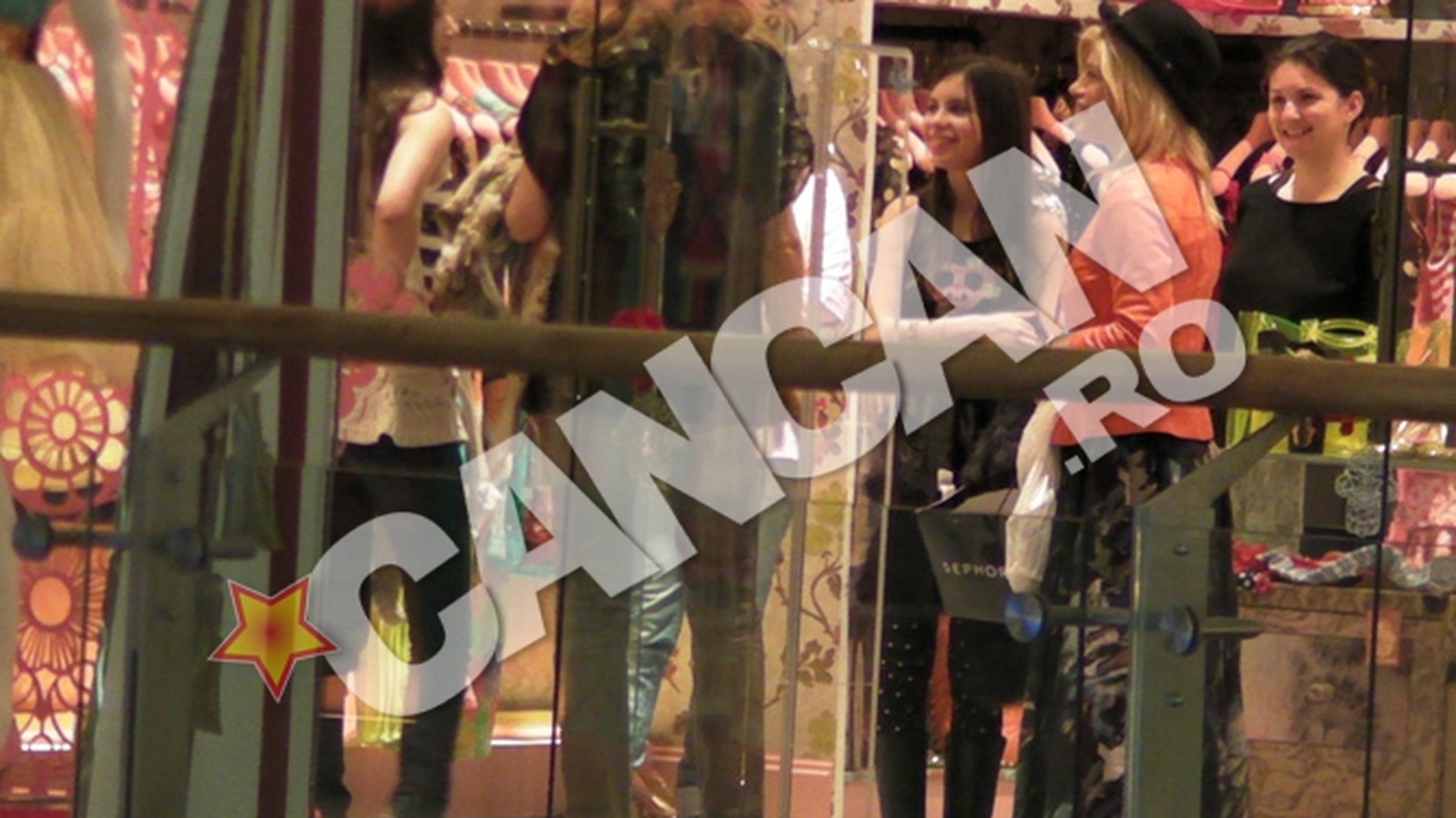 Intalnire de gradul patru intr-un mall bucurestean! Dana, Loredana si fiicele au schimbat zambete printre rafturi!