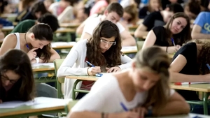 Vești bune pentru elevi! Se acordă burse de 700 de lei pe lună. Cine poate beneficia de bani