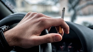 Amenzi uriașe pentru șoferii care fumează în mașină. Care este lista țărilor în care este interzis fumatul