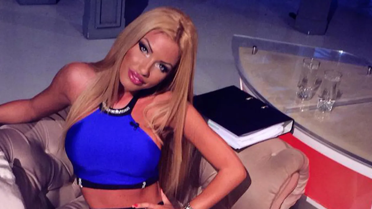 In platoul de televiziune apare mai mult goala decat imbracata! Sa vezi cum face plaja Loredana Chivu... “Ce sexy! Mmmm...”