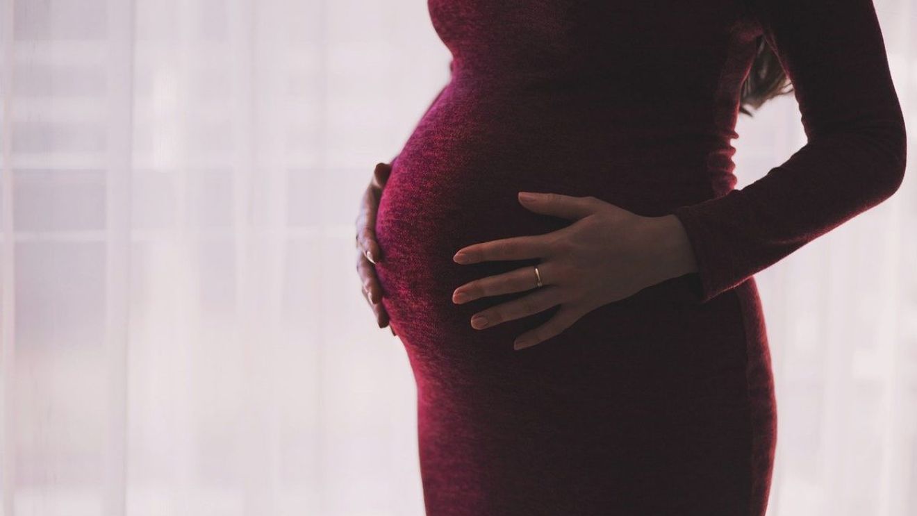 Caz România. O femeie însărcinată a mers să nască într-un spital, dar a fost trimisă acasă. Medicii i-au zis că are „sarcină închipuită”