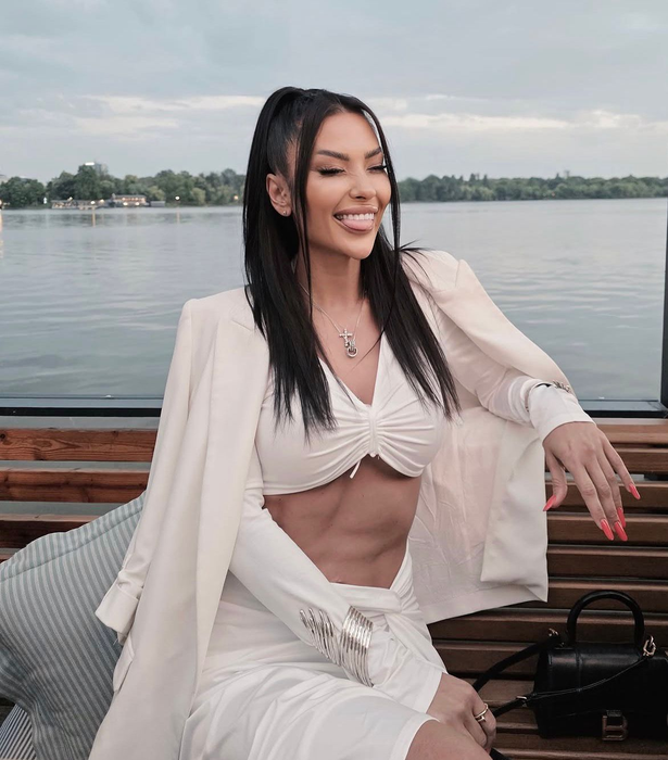 Ramona Olaru e istorie! Steve Ant a înlocuit-o pe asistenta de la Antena 1 cu o vedetă Pro TV