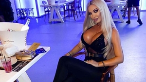 După ce s-a lăudat cu noul iubit, Loredana Chivu a rămas tot singură și cu buza umflată. Blondina, declarații dureroase: „Un pustiu de oameni”