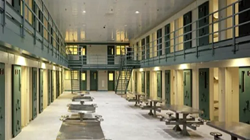 Doi deținuți din Suedia au luat ostatici doi gardieni, apoi au cerut  un elicopter și 20 de pizza pentru eliberare