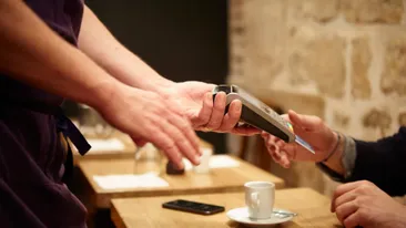 Angajații unui restaurant au rămas șocați, după ce au văzut bacșișul uriaș lăsat de un client: ”Am crezut că este o greșeală”