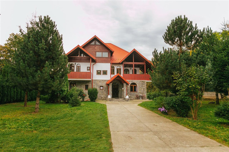 Conacul de vacanță al lui Cornel Dinu/ sursa: romania.directbooking.ro
