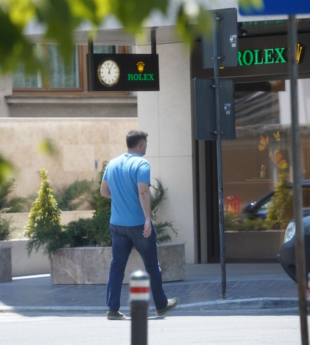Toni Iuruc se îndreaptă spre magazinul Rolex