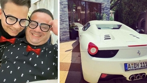 Lux și opulență în vila lui Adrian Minune din Ștefăneștii de Jos! Ce tablou emoționant are manelistul în livingul casei