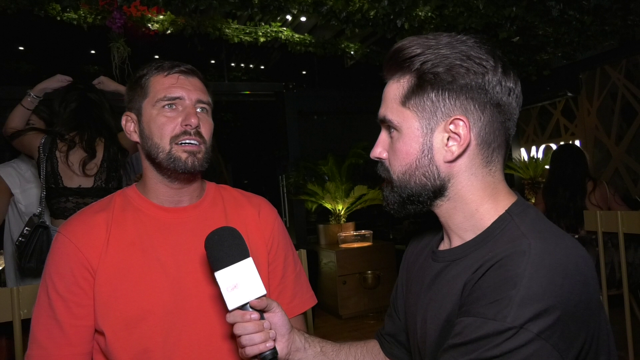 Cătălin Cazacu: "Noi nu suntem genul de oameni care montăm mașina doar o dată, noi o montăm de mai multe ori. Și mașina de spălat, nu o pui oriunde vrei, o pui aici, stă bine, nu stă bine. O pui lângă televizor, că electrocasnicele trebuie să stea unele lângă altele, că mai vorbesc între ele!" (Foto: CANCAN.RO)