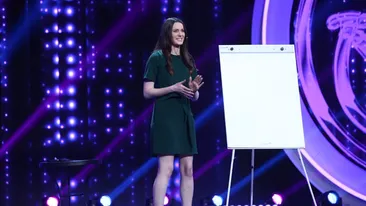 Senzațional! O concurentă de la iUmor vede cu urechile și cu ochiul din palmă