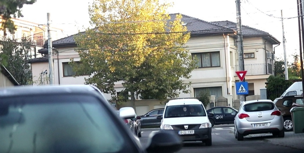 Casa ar fi fost construită chiar de secretarul Primăriei Sectorului 3