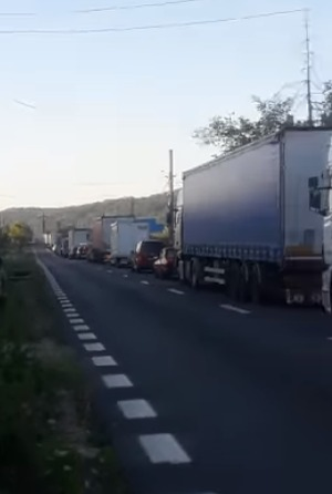 Neatenția îl putea costa viața pe un șofer din Argeș. Nu s-a asigurat și a fost izbit de un tir. A rămas încarcerat