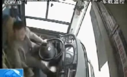 Un autobuz a căzut de la 50 de metri: 15 morți! Ce făcea șoferul cu o pasageră, înainte cu câteva secunde de tragedie