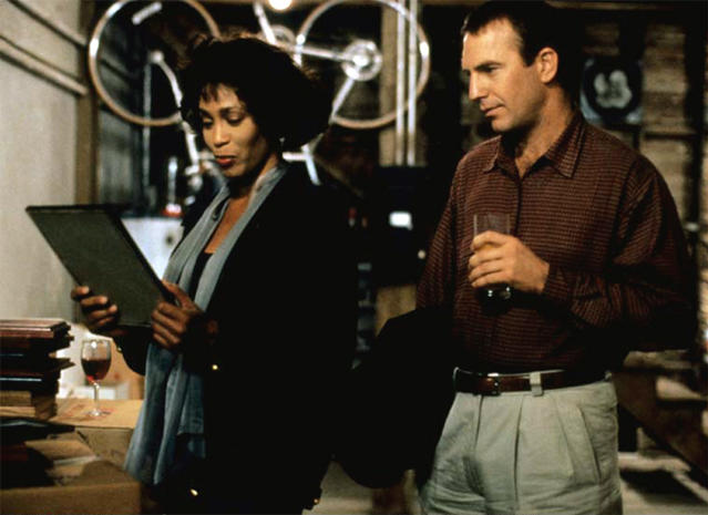 Imagine din filmul "The Bodyguard", cu Kevin Costner și Whitney Houston în rolurile principale