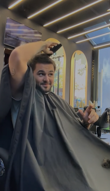 Mario Fresh, gest BIZAR: a mers la hairstylist, a luat mașina de tuns și… Imaginile au fost făcute publice!