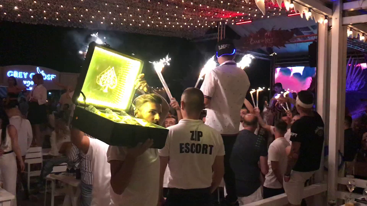 Fentosanii din ”Brigada Nepoții”, cu Marează și Flămânzeanu în frunte, au cheltuit 40.000 € într-un singur weekend pe șampanii Armand de Brignac