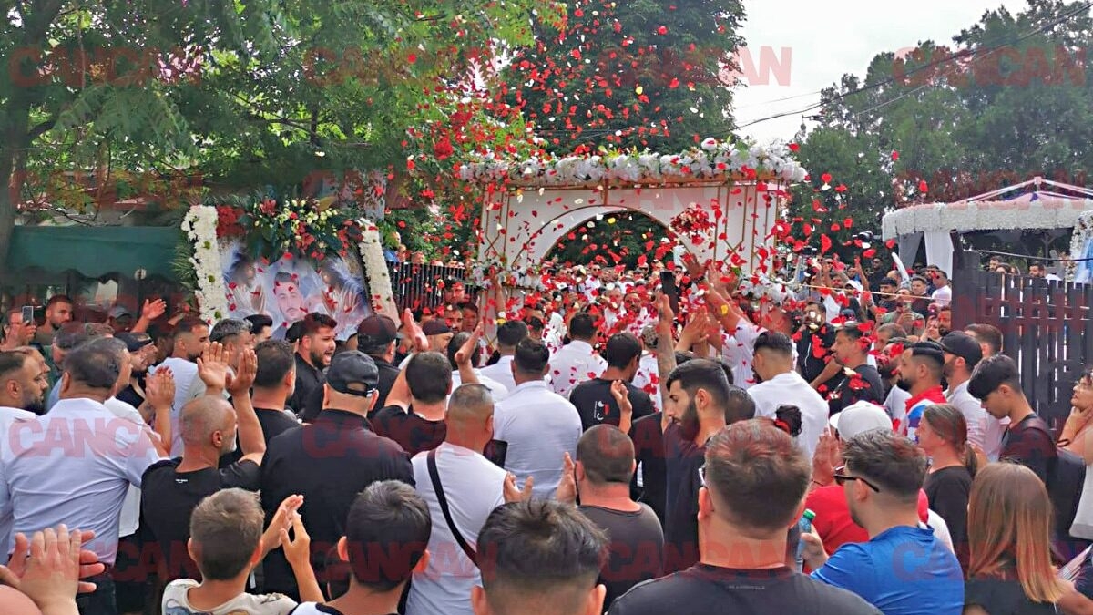 Gestul DUREROS pe care familia lui Ciprian Pian l-a făcut la intrarea în cimitir. Au vărsat lacrimi amare şi…