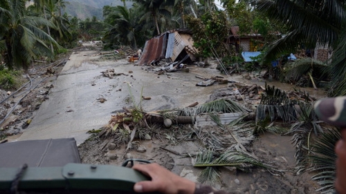 O fetiţă s-a născut în mijlocul dărâmăturilor, după trecerea taifunului Haiyan prin Filipine