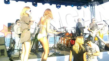 Dan Bittman, atacat de pustoaice in sutien si chiloti! Vezi aici ce a patit solistul trupei Holograf