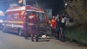O ambulanță SMURD a fost lovită de tren în Maramureș. Pacienta la care trebuia să ajungă a murit