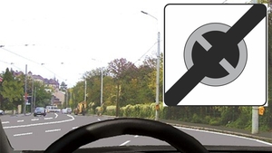 Și șoferii experimentați se înșală. Ce trebuie să faci, de fapt, dacă întâlnești indicatorul rutier alb-negru din imagine