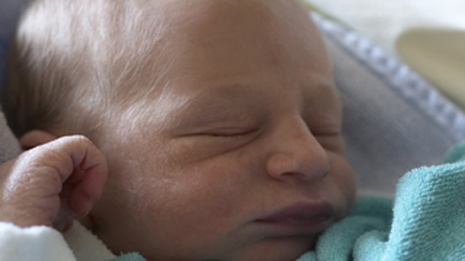 Un bebelus de zece luni a ajuns la spital cu vanatai si rani dupa ce parintii s-au batut cu vecinii