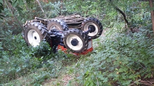 Tragedie într-o localitate din Olt. Un bărbat a murit strivit de propriul tractor