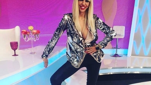 RALUCA BĂDULESCU şi-a schimbat radical look-ul! Vedeta a renunţat la blondul platinat