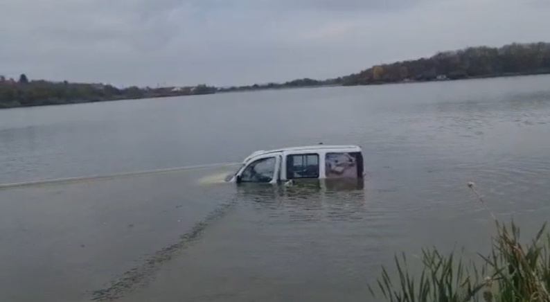 Incident neobişnuit la pescuit. Au adormit în maşină pe baltă şi autoturismul a luat-o la vale