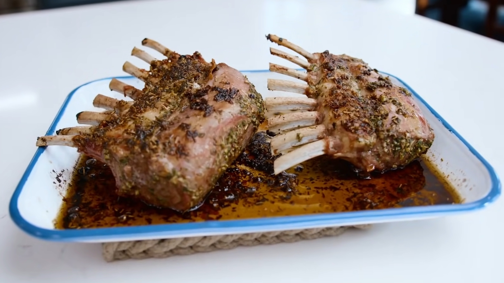 Coaste de miel ca pe Muntele Athos. Rețeta mediteraneană perfectă pentru masa luminată de Paște