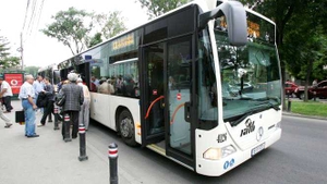 I s-a făcut cald, şi-a ridicat fusta şi a defilat în chiloţi în... RATB! Imaginea a devenit VIRALĂ instant