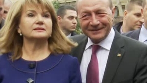 TRAIAN BĂSESCU şi soţia sa, cetăţeni ai Republicii Moldova


